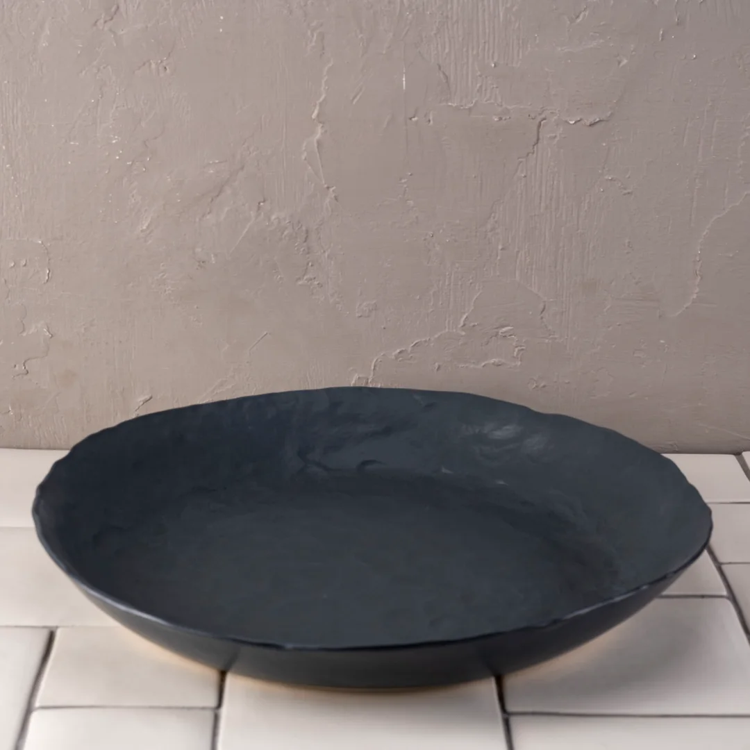 Acacia platter lg tumbled texture – Matt graphite